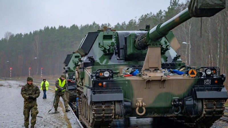 Armatohaubice Krab należące do 5. Lubuskiego Pułku Artylerii podczas załadunku na platformę kolejową.