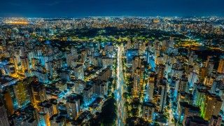 Widok na oświetlone Sao Paulo nocą.