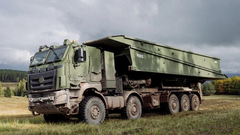 Most samobieżny Leguan posadowiony na podwoziu samochodu ciężarowego Tatra Phoenix 10x10.