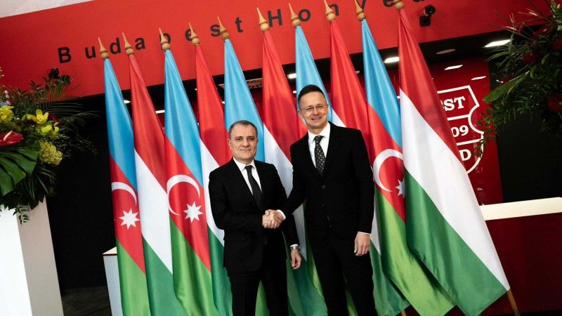 Szef MSZ Węgier Peter Szijjarto i jego azerski odpowiednik Jeyhun Bayramov.