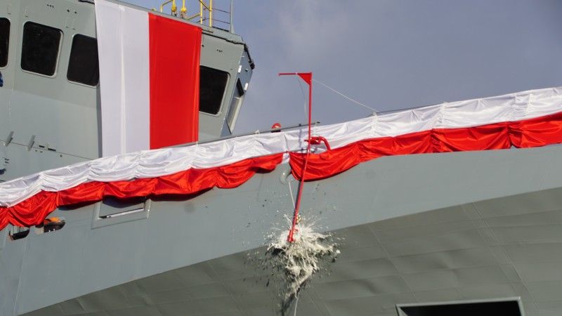 Tradycyjna butelka szampana rozbita o burtę Czajki.