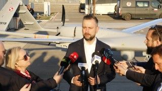 Wicepremie, szef MON Wadysław Kosiniak-Kamysz w rozmowie z dziennikarzami, PKW Turcja, baza Incirlik, w tle Bayraktar TB2