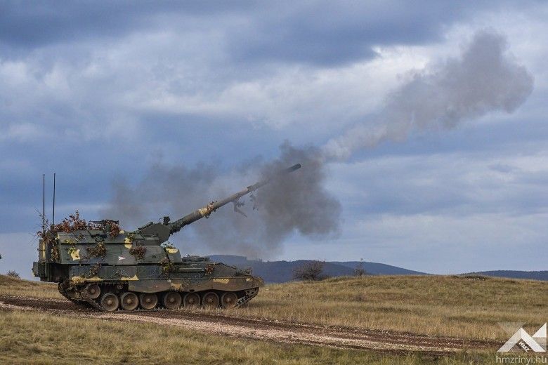 Węgierska armatohaubica PzH 2000 podczas ćwiczeń BREAKTHROUGH 2025.