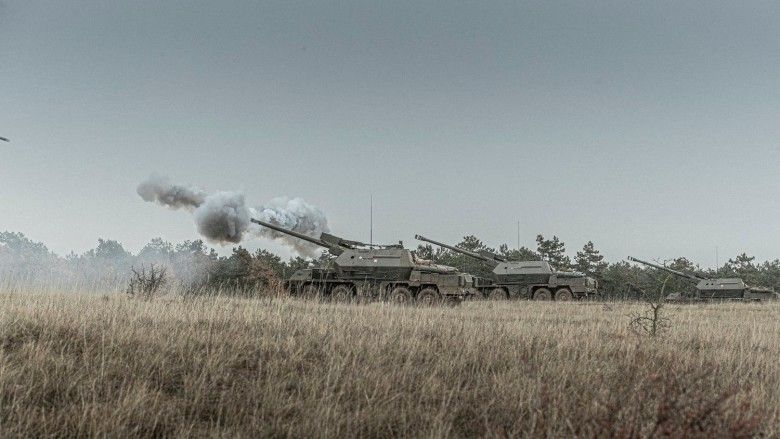 Słowackie armatohaubice Zuzanna podczas ćwiczeń BREAKTHROUGH 2025.