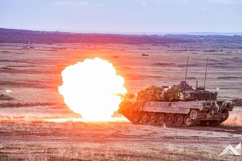 Węgierski czołg Leopard 2A7HU podczas ćwiczeń BREAKTHROUGH 2025.