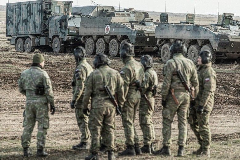Słowaccy żołnierze podczas ćwiczeń BREAKTHROUGH 2025. Na drugim planie polskie pojazdy jak m.in. KTO Rosomak oraz Rosomak WEM.