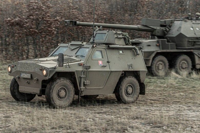 Słowacki pojazd opancerzony Aligator 4x4 oraz armatohaubica Zuzana 2 podczas ćwiczeń BREAKTHROUGH 2025.