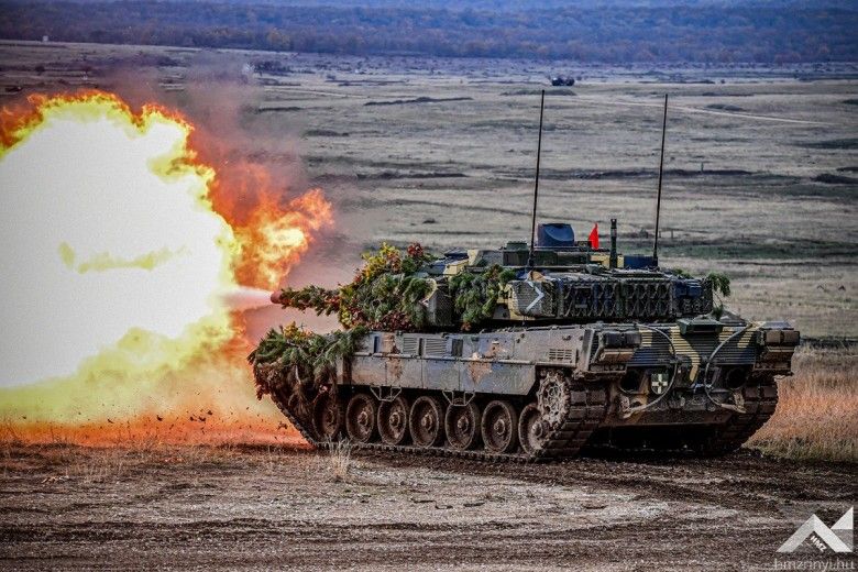 Węgierski czołg Leopard 2A7HU podczas ćwiczeń BREAKTHROUGH 2025.