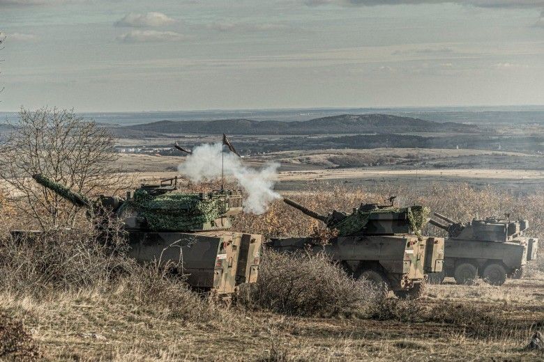 Polskie moździerze samobieżne M120K Rak podczas ćwiczeń BREAKTHROUGH 2025.