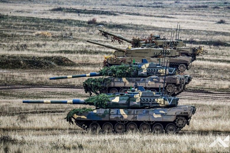 Węgierskie czołgi Leopard 2A7HU oraz słowackie Leopard 2A4 podczas ćwiczeń BREAKTHROUGH 2025.