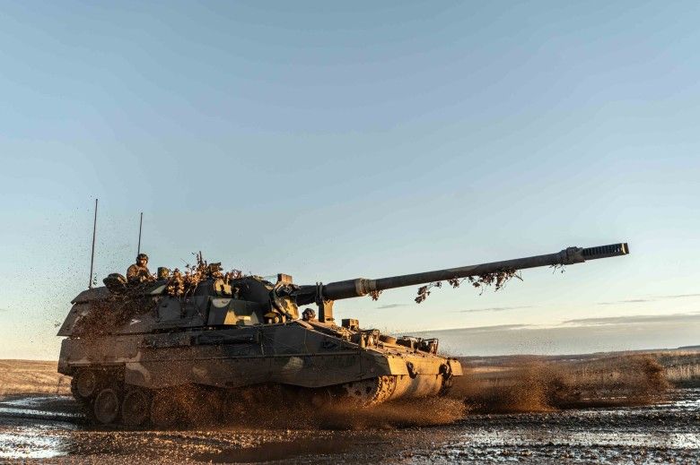 Węgierska armatohaubica PzH 2000 podczas ćwiczeń BREAKTHROUGH 2025.