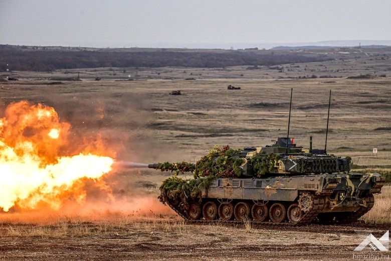 Węgierski czołg Leopard 2A7HU podczas ćwiczeń BREAKTHROUGH 2025.