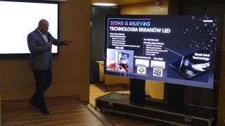 Ekrany wielkoformatowe wkraczają do sektora publicznego i wojskowego. Jakie rozwiązania zapewniają jednocześnie bezpieczeństwo oraz wygodę pracy?