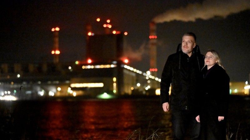 Liderzy Partii Razem na tle elektrowni w Koninie patrzą w przyszłość Polski.