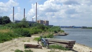 Widok na Elektrociepłownię Kozienice znad Wisły.