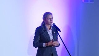 „To nie jest chwilowa fantazja” – powiedziała na inauguracji projektu ZBADAI minister edukacji Barbara Nowacka. Inicjatywa Centrum Nauki Kopernik ma wesprzeć uczniów i nauczycieli w użytkowaniu AI.