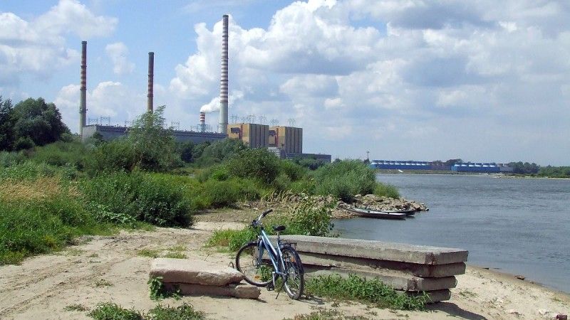 Widok na Elektrociepłownię Kozienice znad Wisły.
