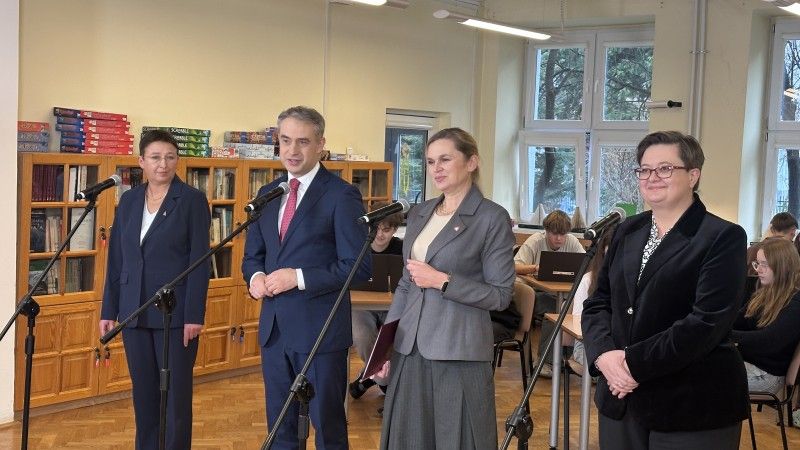 Podczas dzisiejszej konferencji prasowej poinformowano o finalizacji zakupu oraz planowanym dostarczeniu do szkół setek tysięcy urządzeń cyfrowych.