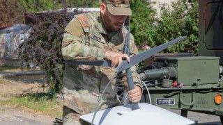 U.S. Army Sgt. Bryson Setser, przydzielony do V Corps Forward Company, przygotowuje moduł Starlink w Camp Kosciuszko, Polska 2023.