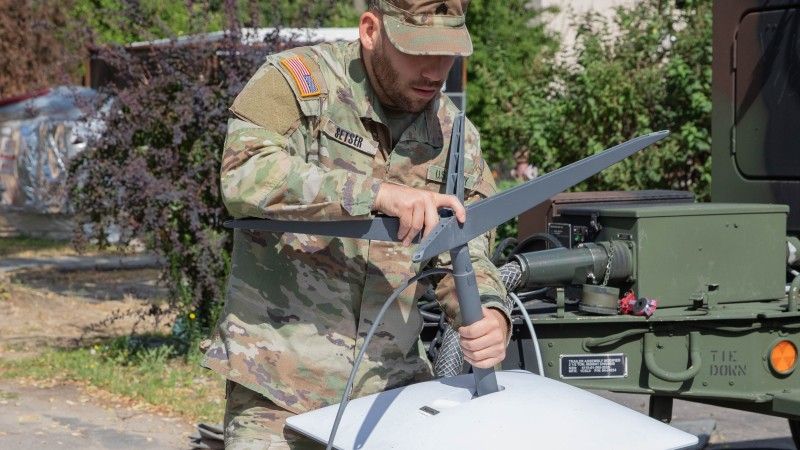 U.S. Army Sgt. Bryson Setser, przydzielony do V Corps Forward Company, przygotowuje moduł Starlink w Camp Kosciuszko, Polska 2023.