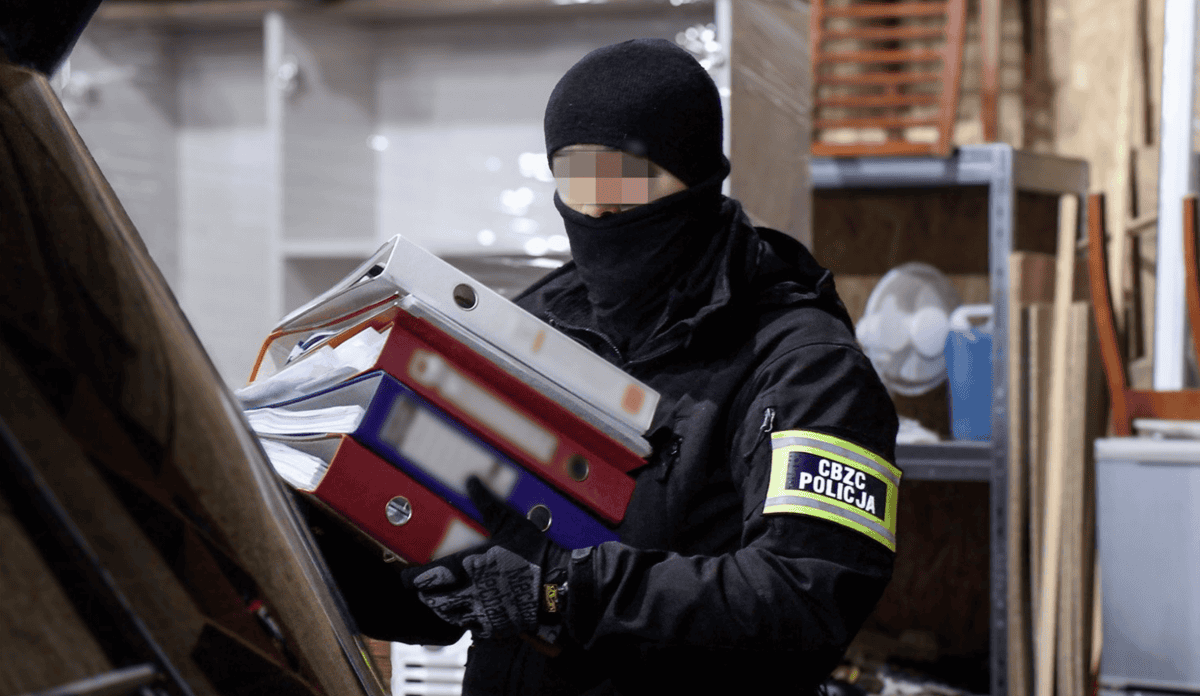 Podszywali się pod bank i kradli miliony. Policja uderza w gang cudzoziemców