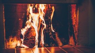 Ogień płonący w kominku i drwa.