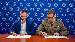 18 grudnia 2025 r. w Legionowie podpisano porozumienie o współpracy pomiędzy Dowództwem Komponentu Wojsk Obrony Cyberprzestrzeni (DKWOC) a spółką DataWalk S.A.