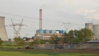 widać komin, linie energetyczne i chłodnie kominowe