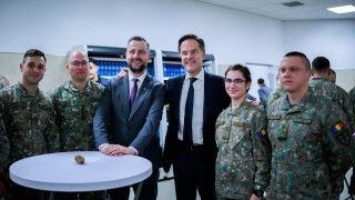 Wicepremier, szef MON Władysław Kosiniak-Kamysz, sekretarz generalny NATO Mark Rutte, żołnierze grupy bojowej eFP NATO