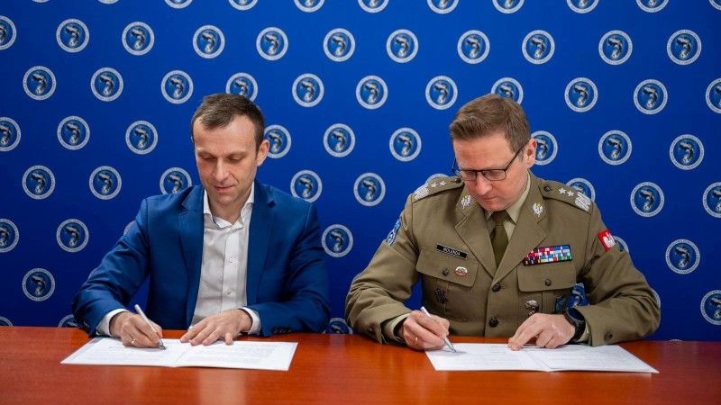 18 grudnia 2025 r. w Legionowie podpisano porozumienie o współpracy pomiędzy Dowództwem Komponentu Wojsk Obrony Cyberprzestrzeni (DKWOC) a spółką DataWalk S.A.