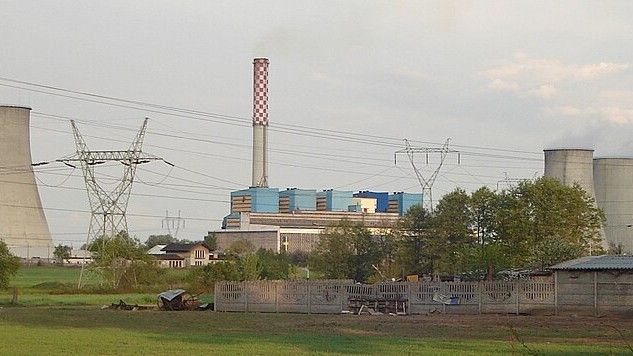 widać komin, linie energetyczne i chłodnie kominowe