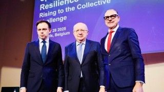 Od prawej: polski minister finansów i gospodarki Andrzej Domański, europejski komisarz ds. obrony i przestrzeni kosmicznej Andrius Kubilius oraz dyrektor generalny ESA Josef Aschbacher.