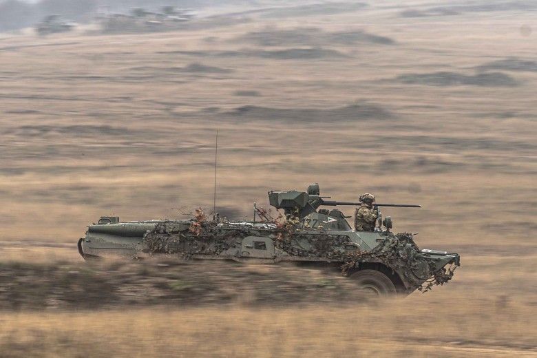Węgierki kołowy bojowy wóz piechoty BTR-80A podczas ćwiczeń BREAKTHROUGH 2025.