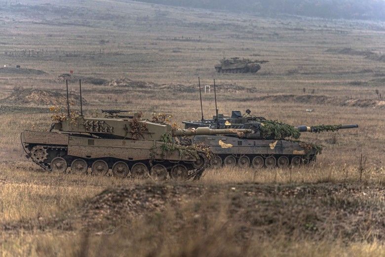 Słowacki czołg Leopard 2A4 oraz węgierski Leopard 2A7HU podczas ćwiczeń BREAKTHROUGH 2025.