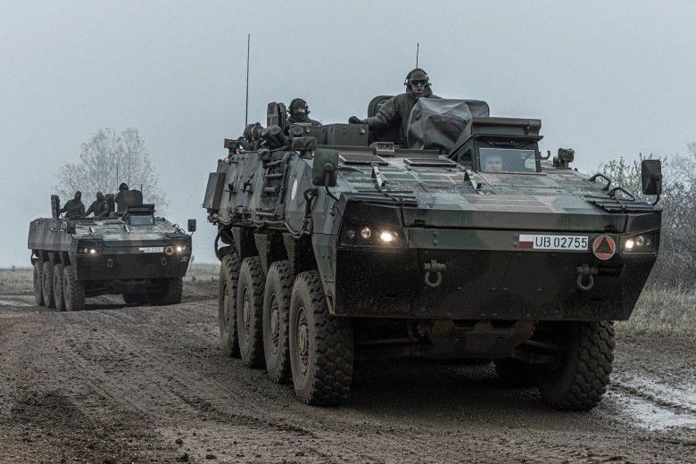 Artyleryjski wóz dowodzenia (AWD) wchodzący w skład KMO Rak podczas ćwiczeń BREAKTHROUGH 2025.