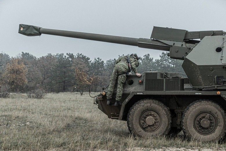 Słowacka armatohaubica Zuzanna podczas ćwiczeń BREAKTHROUGH 2025.