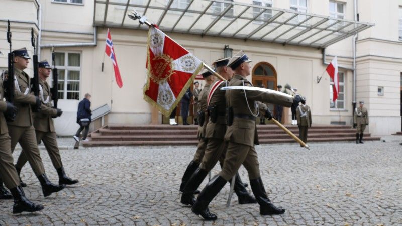 Żołnierze Pułku Reprezentacyjnego WP, dziedziniec MON
