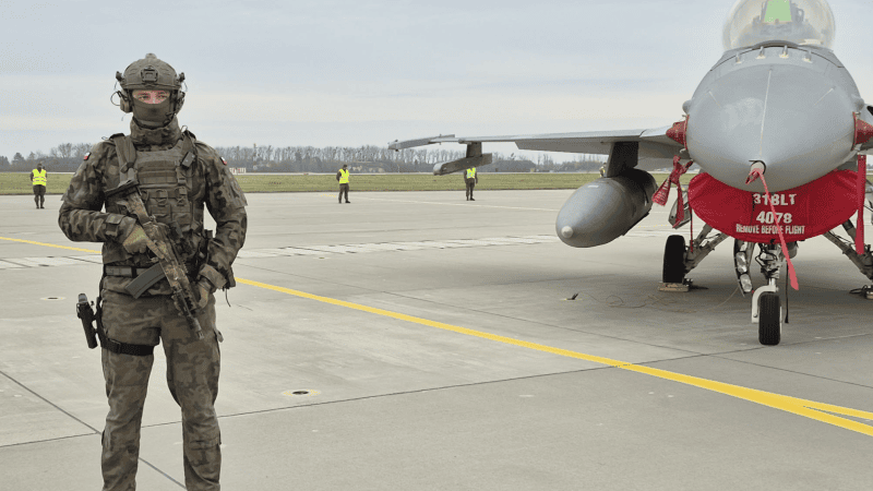 Polski F-16 i żołnierz ochrony w Krzesinach