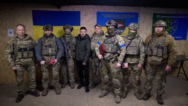 Prezydent Zełeński z żołnierzami walczącymi w Kupiańsku