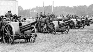 Artyleria towarzyszyła Stalowej Woli od narodzin. To zdjęcie wykonano 3 maja 1939 r. w czasie uroczystego przekazania wojsku haubic polowych wyprodukowanych w ówczesnych Zakładach Południowych, dziś Hucie Stalowa Wola.