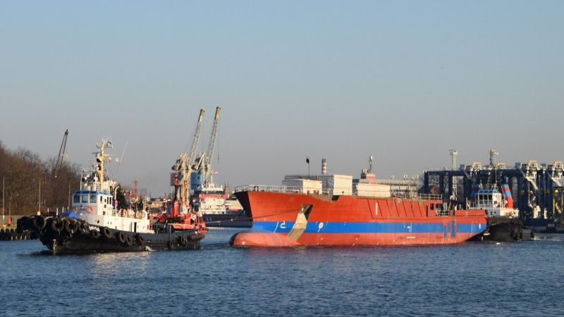 Kadłub przyszłego patrolowca Karhu opuszczający Gdańsk na holu estońskich holowników.