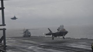 Lądowanie pary F-35 na pokładzie HMS Prince of Wales