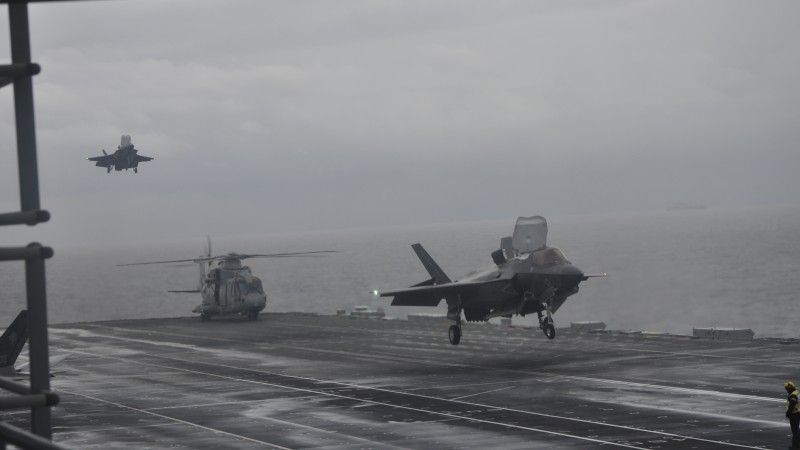 Lądowanie pary F-35 na pokładzie HMS Prince of Wales