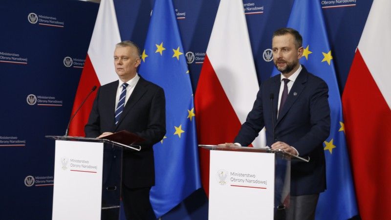 Minister koordynator służb specjalnych Tomasz Siemoniak i wicepremier, szef MON Władysław Kosiniak-Kamysz chcą spotkania szefów służb z prezydentem