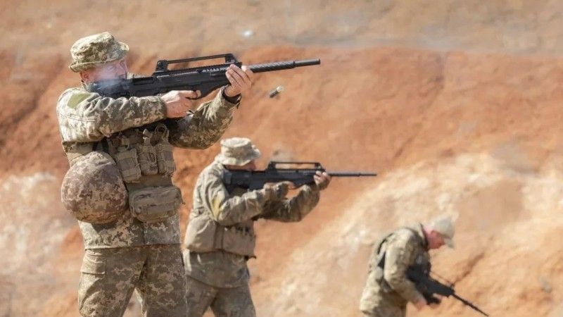 Ukraińscy żołnierze trenujący strzelanie z wykorzystaniem strzelb samopowtarzalnych Hatsan Escort BTS12 kalibru 12.76 z kolbę bullpup