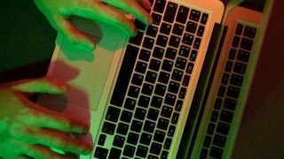 Jak media powinny informować o incydentach? Swoimi spostrzeżeniami podzieli się Andrzej Piotrowski, ekspert ds. cyberbezpieczeństwa