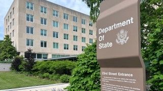 Departament Stanu USA wydał zakaz wjazdu do kraju pięciu Europejczykom badającym mowę nienawiści i nadużycia w sieci. Jeden z nich jest stałym mieszkańcem kraju; sąd wstrzymał jego deportację.