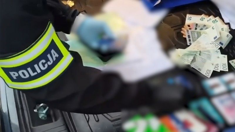 Policjanci Centralnego Biura Zwalczania Cyberprzestępczości zatrzymali członka grupy przestępczej. Jej działalność opierała się o wyłudzenia pieniędzy i przechwytywanie korespondencji biznesowej.