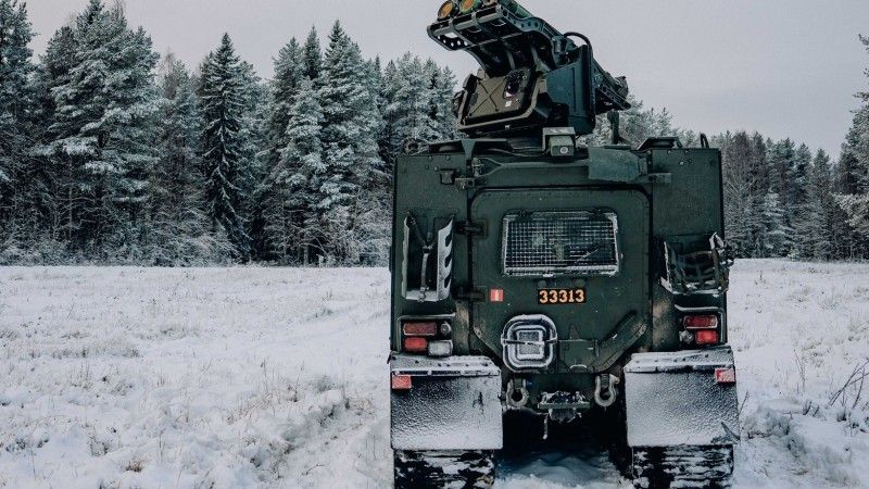 Szwedzki wszędołaz BvS 10 zintegrowany z systemem przeciwlotniczym RBS 70 NG.