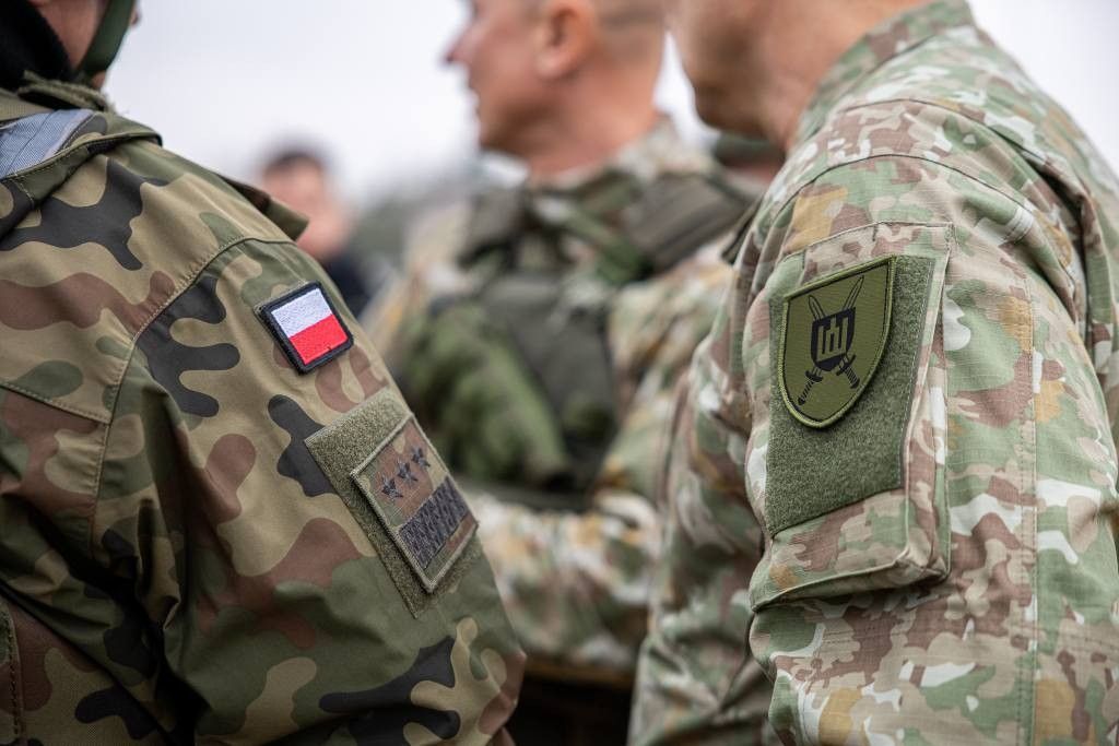 Piątkowy przegląd mediów: Nadchodzi huragan; Między Brukselą a Waszyngtonem